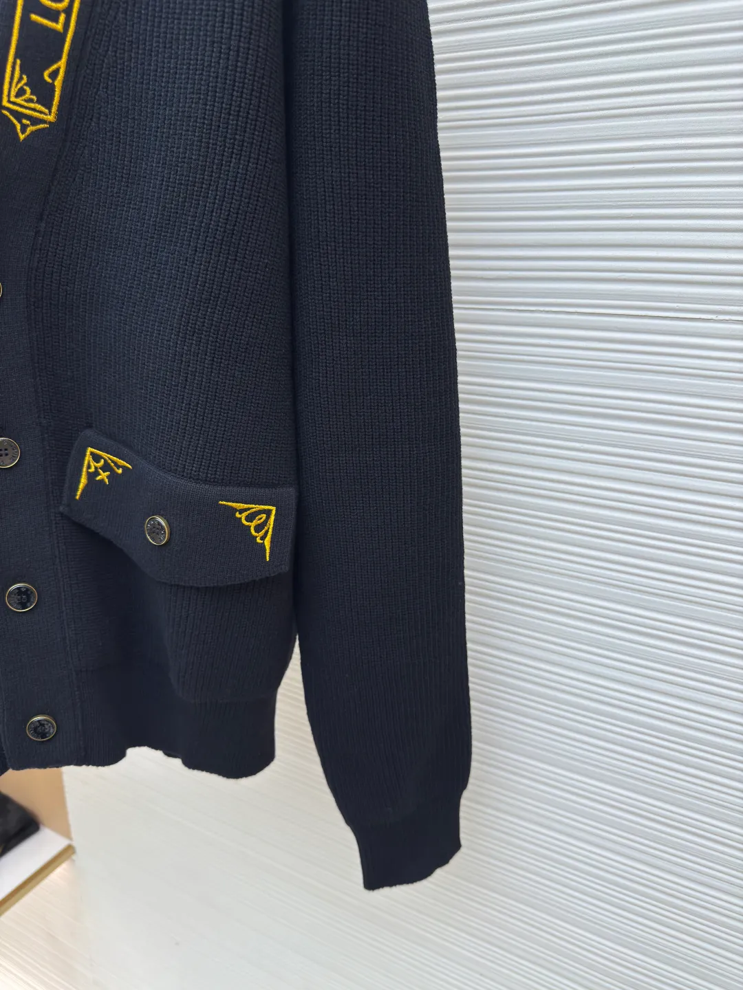 LOUIS VUITTON25SS gold barbed cardigan ●Authentic product: Purchased and developed for 17800 ●Item number: 1680497-B15 ●Fabric: Made of cotton and nylon blended core-filled yarn fabric ●Technology: knitting ●Version: Loose version ●Weight: about 905 grams ●Size: S-M-L-XL ●Description: This style is made of lightweight and breathable cotton blend rib knit, with Louis Vuitton logo and Monogram floral details embroidered on the left collar and flap pocket respectively. It can be used as an alternative to classics to create an elegant evening look and embark on a comfortable cruise. The overall wiring is straight and delicate, the fabric is comfortable and soft, and the color is consistent without color difference. It can be matched with the same style to create a fashionable look and control various occasions. Customized accessories, complete with three standards, same style for men and women!